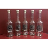 Sticla de tuica de 0,5 litri cu inscripție mixtă pe etichetă din tablă