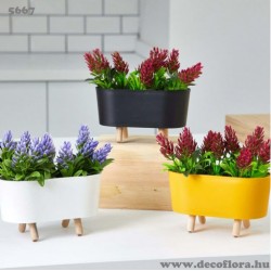 Virágdekoráció "Színes, lábon álló ládában" 