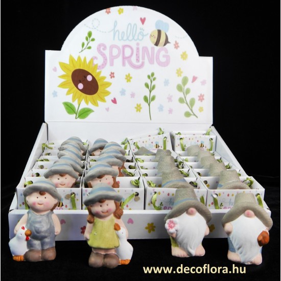 Mini figurine de copii sau spiriduși din ceramică într-o pungă cadou