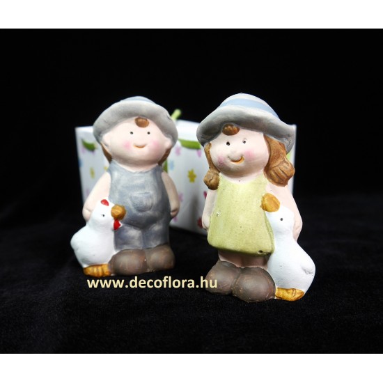 Mini figurine de copii sau spiriduși din ceramică într-o pungă cadou