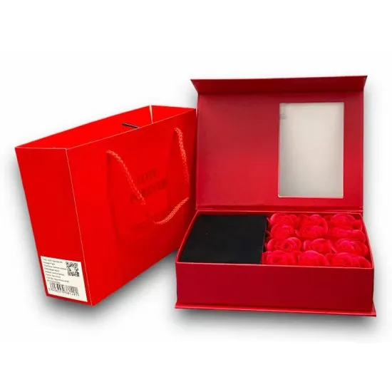Ékszertartó doboz dísztasakkal, 12 rózsával -  Piros