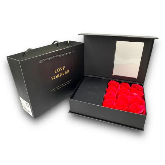 Ékszertartó doboz dísztasakkal, 12 rózsával - fekete