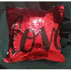 Flitteres párna Love felirattal piros-fekete 