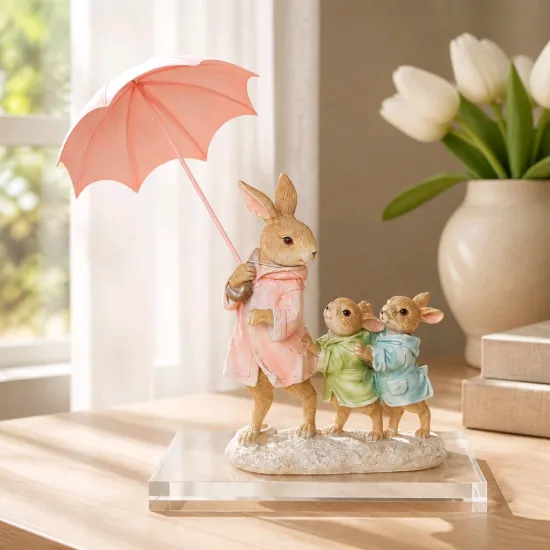 Nyuszicsalád esőkabátban fém esernyővel 26 cm