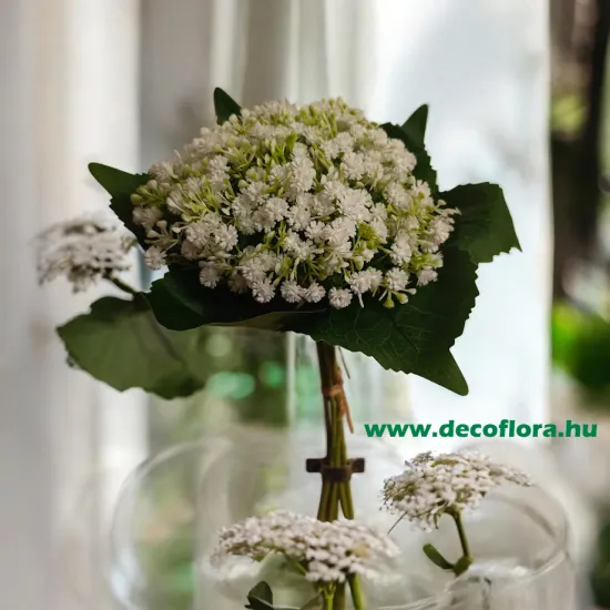 Rezgőcsokor zöld levelekkel