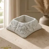 Kőkaspó piramis rózsadekorral 22*22*9 cm.