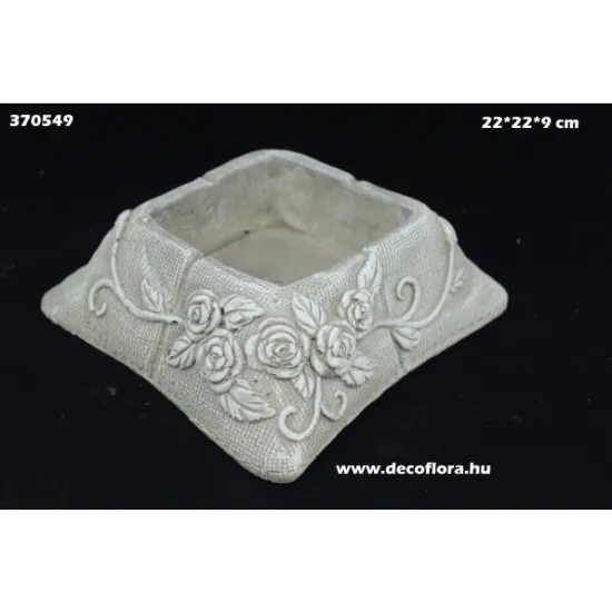 Kőkaspó piramis rózsadekorral 22*22*9.